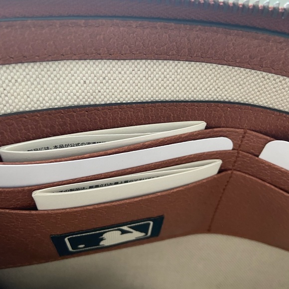 Gucci NY Yankees MLB Brown Wristlet Clutch - Picture 8 of 9